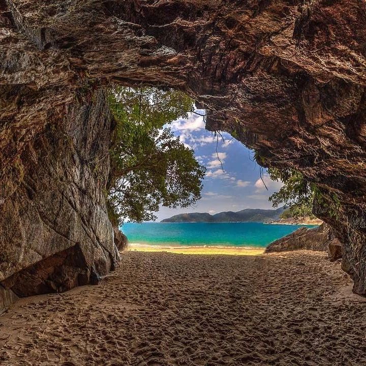 GRUTA QUE CHORA E PRAIA DO LÁZARO UBATUBA SP